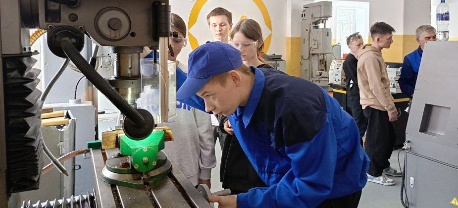 Ученики школы №26 съездили на экскурсию в карпинский техникум