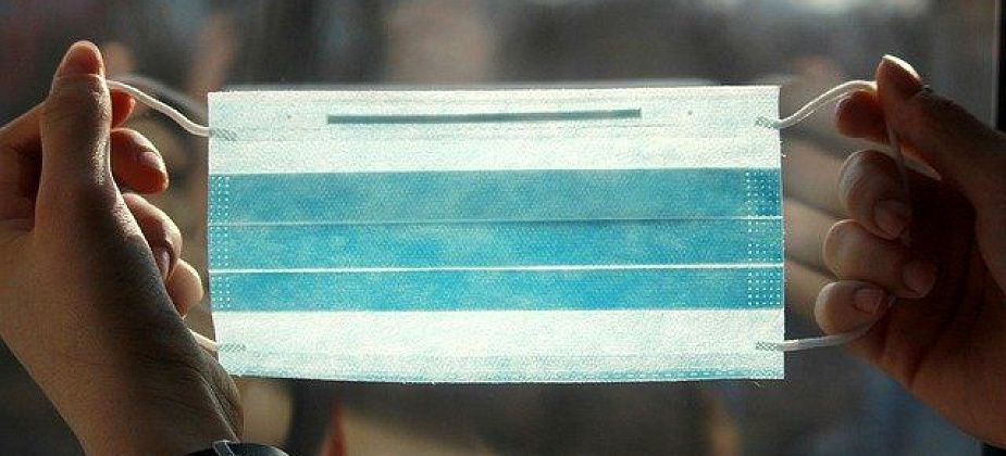 Роспотребнадзор: маски теперь надо носить и в лифте