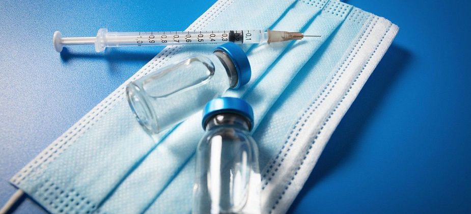 Санитарные врачи ввели новые категории для обязательной вакцинации. Ковидом чаще болеют офисные работники 