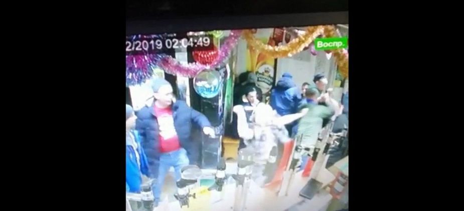 Пять ударов ножом в спину посетителю "стекляшки" нанесли мать и дочь. Пострадавший в реанимации