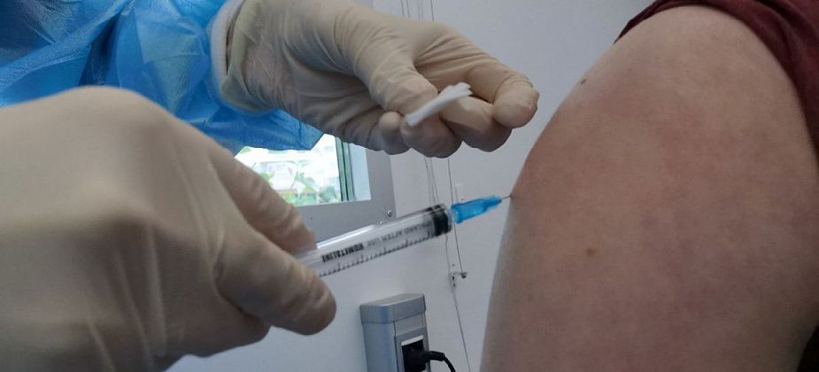 Волчанских пенсионеров приглашают на бесплатную вакцинацию против клеща