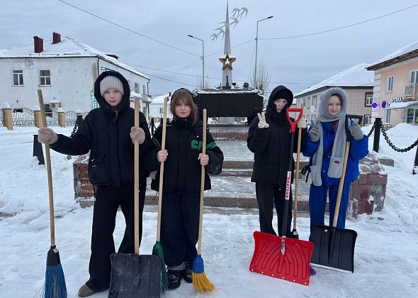 Волчанские школьники очистили от снега памятник воинам-интернационалистам