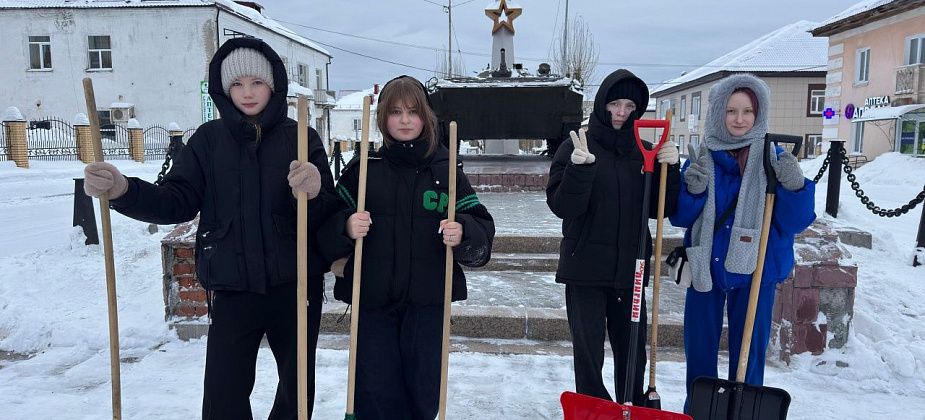 Волчанские школьники очистили от снега памятник воинам-интернационалистам