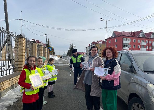 Волчанские школьники и сотрудники ГАИ напомнили местным водителям о дорожных правилах 