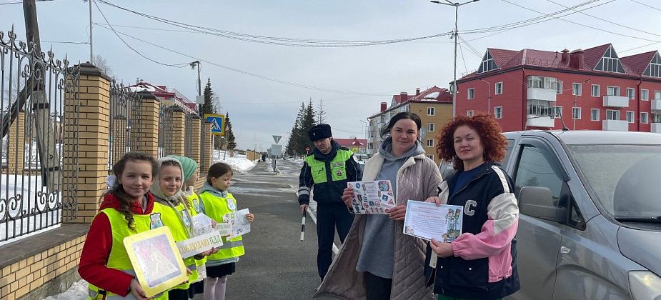 Волчанские школьники и сотрудники ГАИ напомнили местным водителям о дорожных правилах 