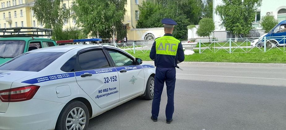 В Краснотурьинске, Карпинске и Волчанске автоинспекторы предостерегают водителей от мошенников