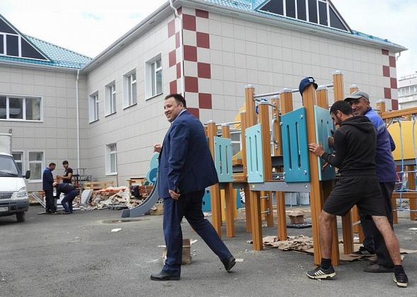 Мэр Волчанска Александр Вервейн провел для журналистов экскурсию по своему городу