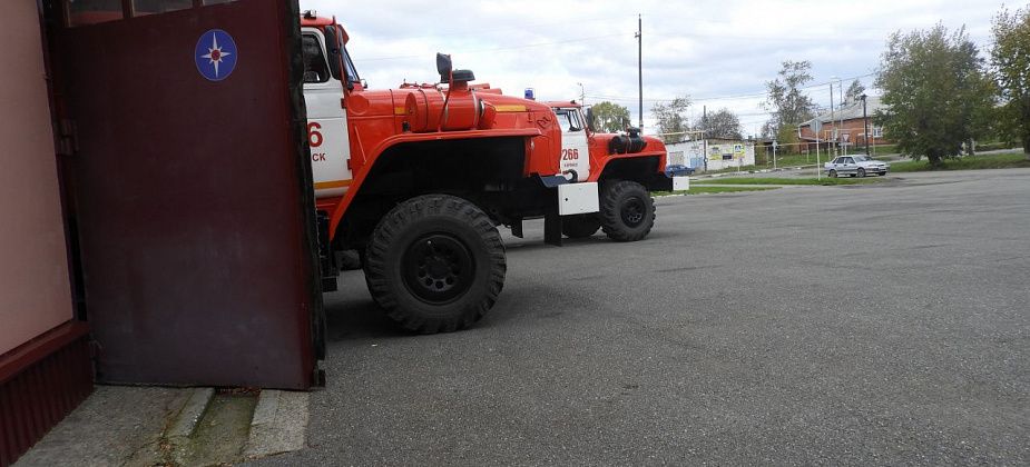 В Волчанске горели отходы пиломатериалов. Пожар тушили более трех часов