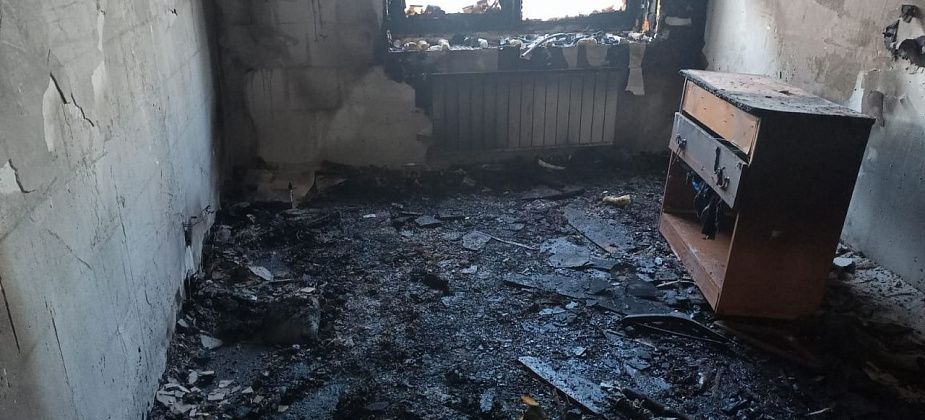 В волчанском поселке Вьюжный горела квартира на третьем этаже