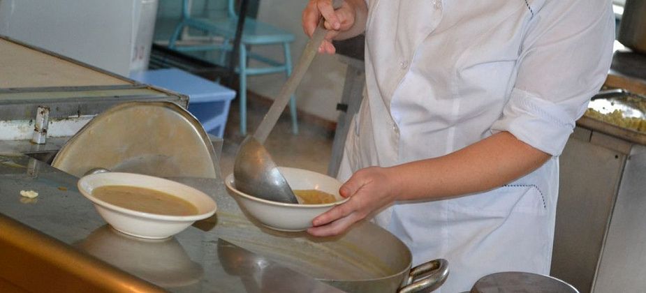 Российским школьникам запретят приносить еду из дома