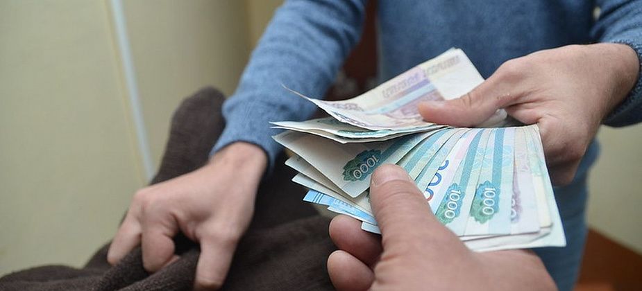 Пенсионерка вернула найденные деньги молодой маме, которая случайно обронила крупную сумму на улице