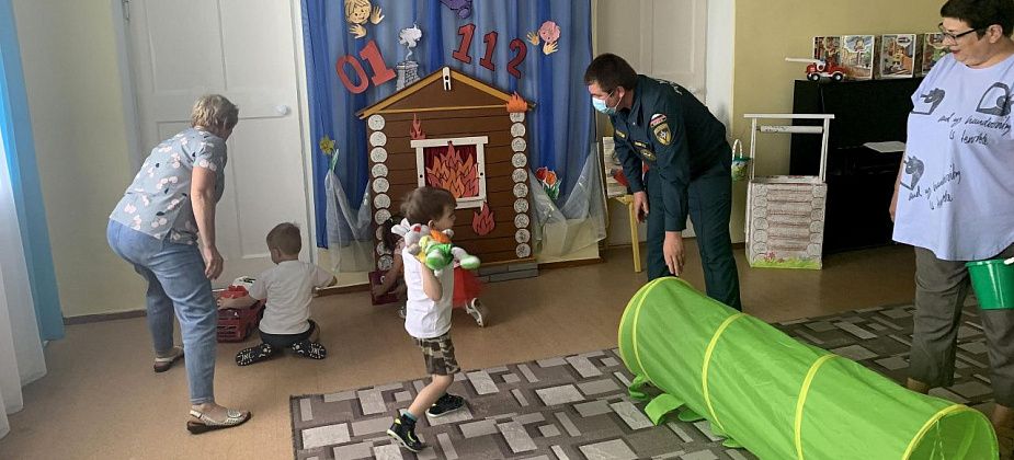 Волчанские пожарные провели игру с воспитанниками временного приюта
