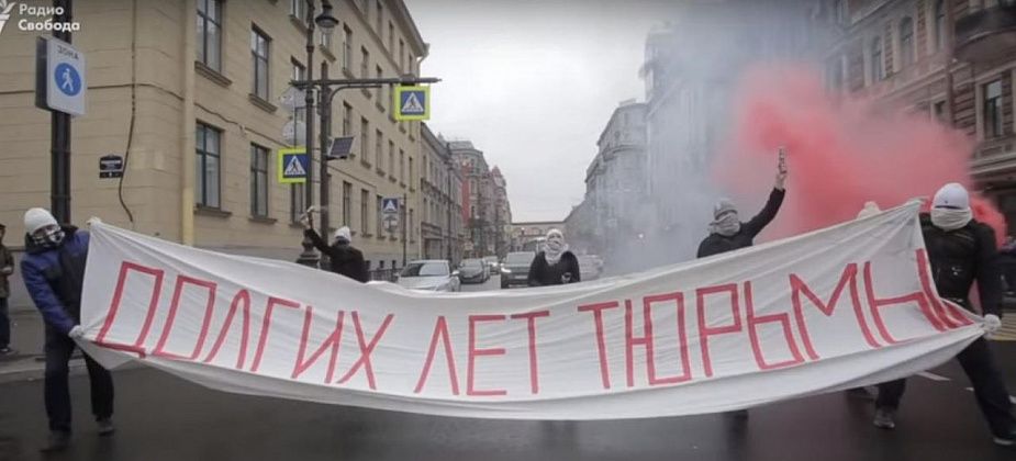 Суд арестовал активистов, пожелавших Путину "долгих лет тюрьмы"