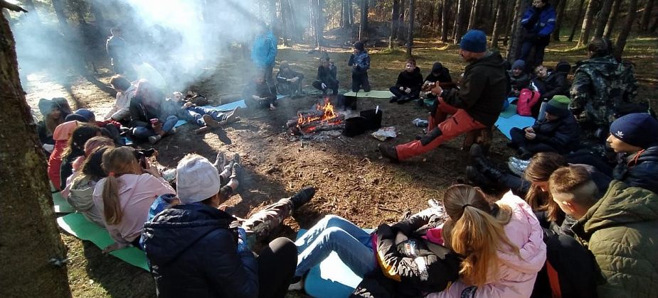 Опытные туристы Волчанска и Североуральска отвели школьников в лес и провели там семинар