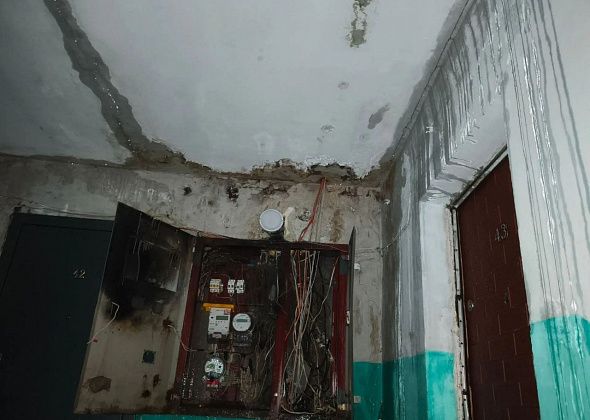 Пятиэтажный дом на Краснотурьинской заливает дождевой водой
