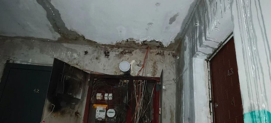 Пятиэтажный дом на Краснотурьинской заливает дождевой водой