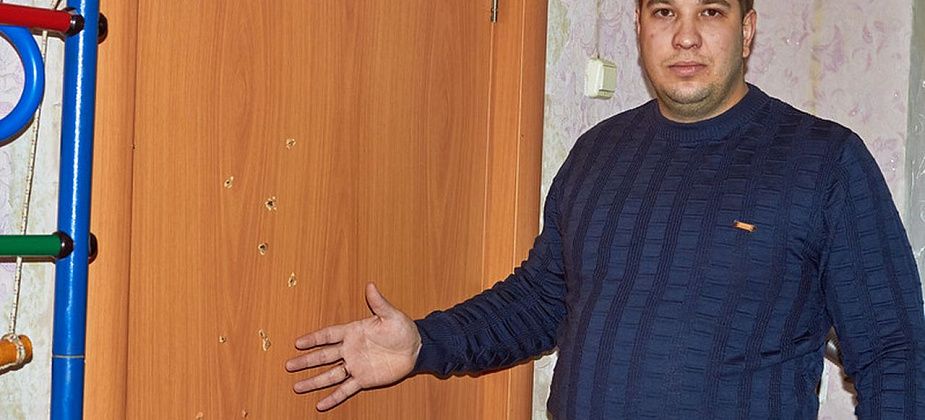 Мужчина открыл стрельбу в подъезде, едва не ранив беременную соседку и ее трехлетнюю дочь