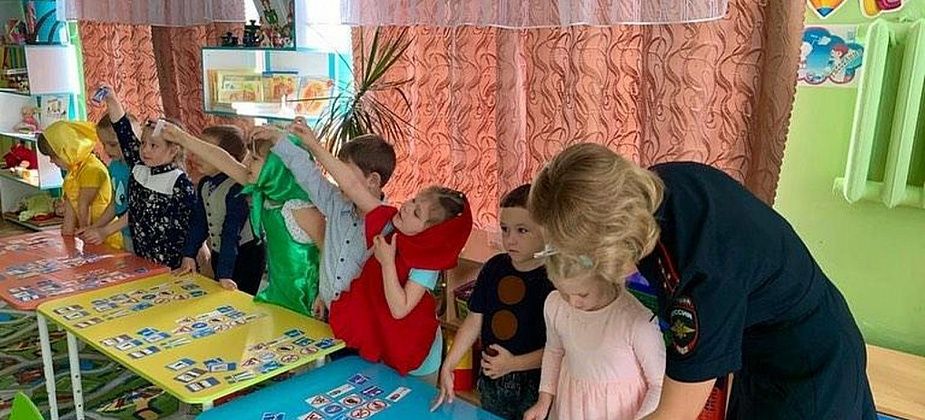 Волчанским дошколятам рассказали о правилах дорожного движения