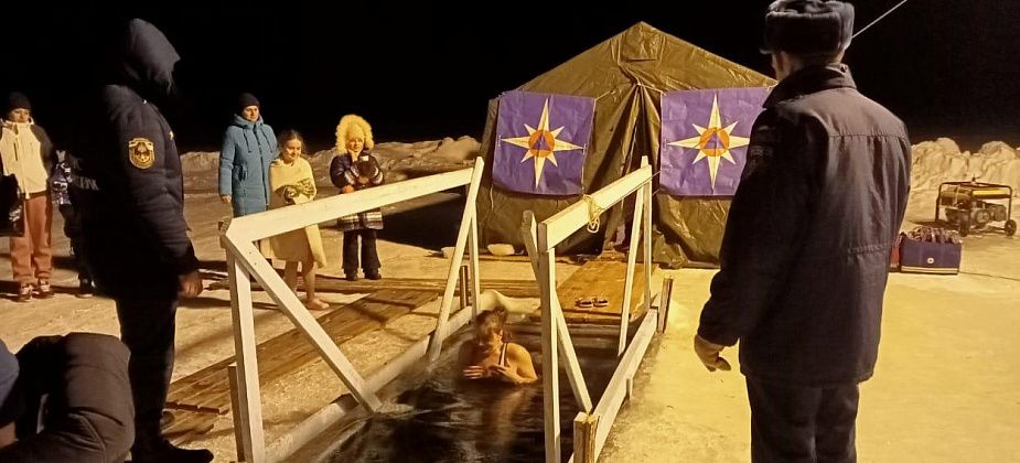 В Волчанске в ледяную воду окунулись почти 200 человек