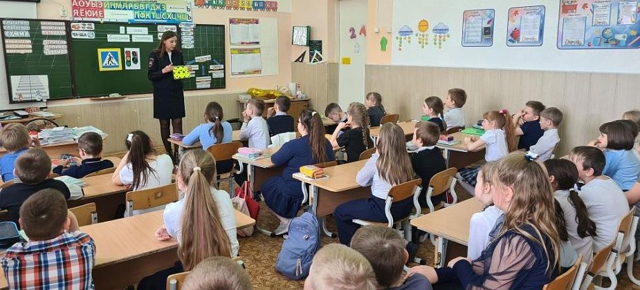 Сотрудники ГИБДД напомнили юным волчанцам о важности соблюдения правил дорожного движения