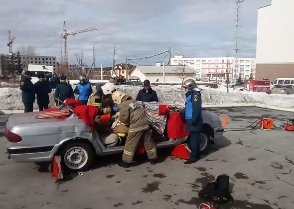Волчанские пожарные вскрывали автомобиль и спасали «пострадавших» в Екатеринбурге