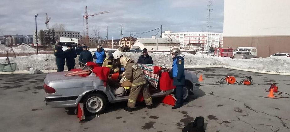 Волчанские пожарные вскрывали автомобиль и спасали «пострадавших» в Екатеринбурге