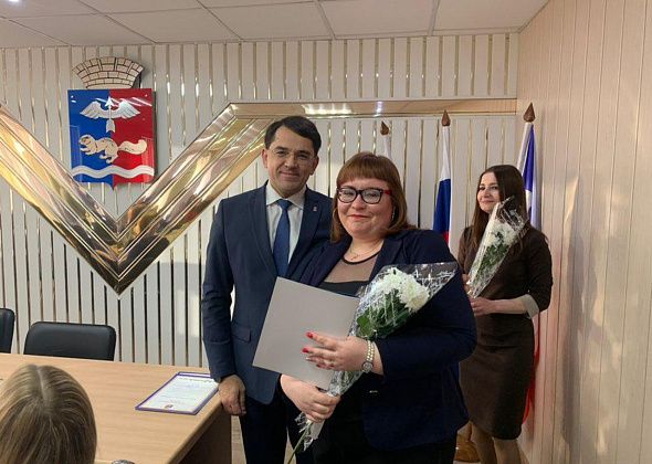 Троих сотрудников "ВК-медиа" в честь Дня российской печати наградил мэр Краснотурьинска