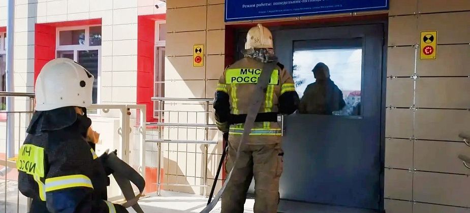Волчанские пожарные провели еще одну тренировку. На этот раз площадкой для учений стала школа №23