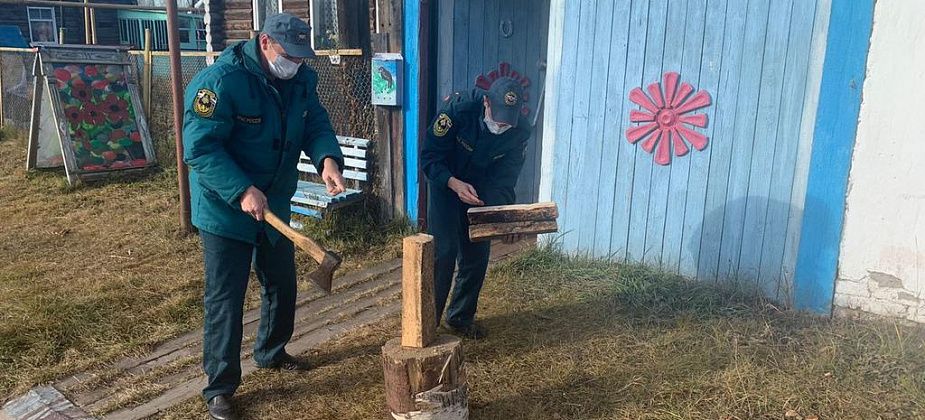 Волчанские пожарные помогли пенсионерке с заготовкой дров на зиму