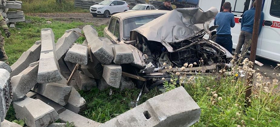 В Волчанске «Волга» врезалась в бетонные шпалы. Есть пострадавшие