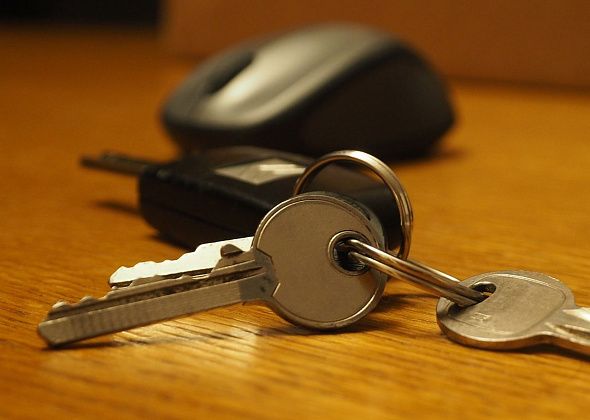 Волчанским детям-сиротам вручили ключи от квартир в новостройке
