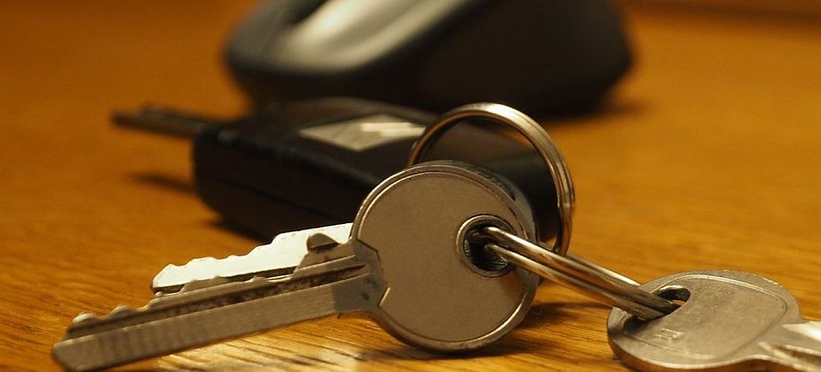 Волчанским детям-сиротам вручили ключи от квартир в новостройке