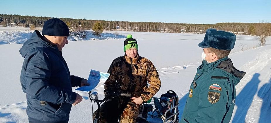 Волчанские пожарные провели рейд по водоемам - искали рыбаков на льду