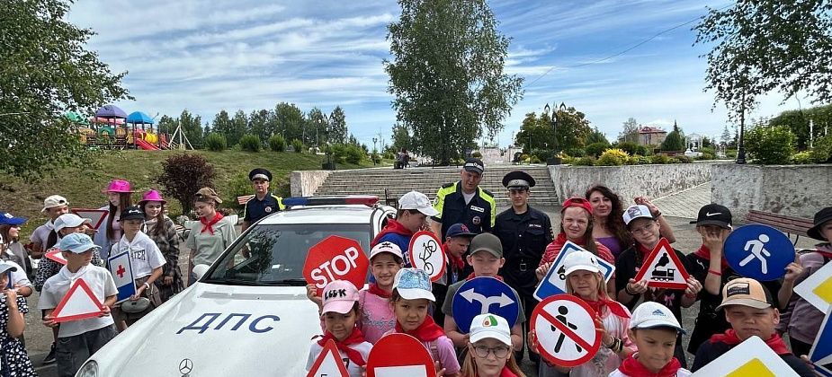 Автоинспекторы провели урок безопасности для детей в городском лагере