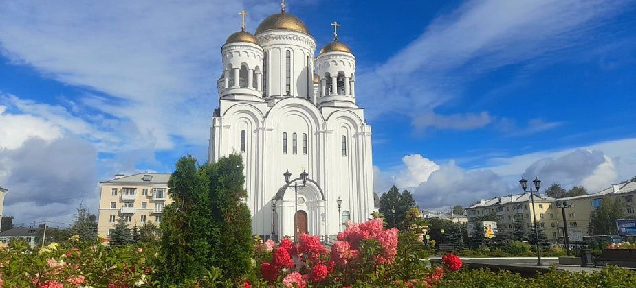 Теплым вечером на скамейке у храма (Зарисовка)