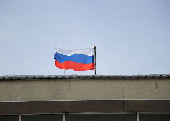 На закупку флагов и гербов России для школ выделят более 970 миллионов рублей
