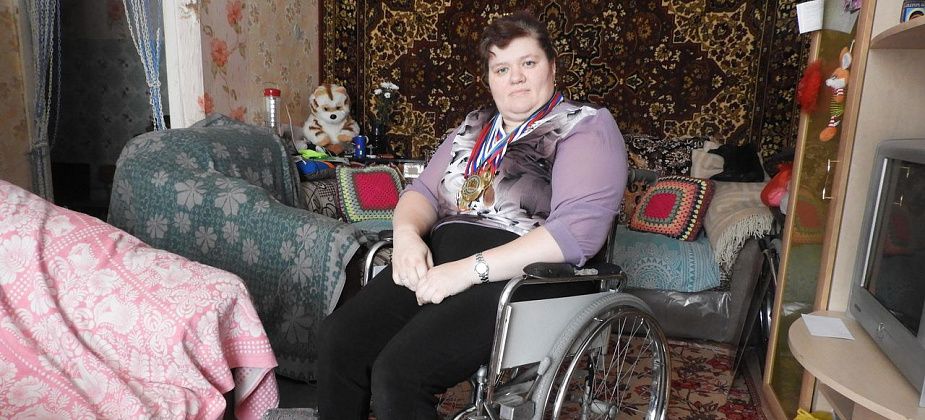 Женщина, прикованная к инвалидному креслу, хочет участвовать в соревнованиях, но у нее нет на это денег