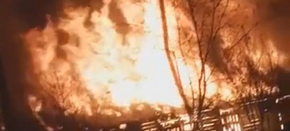 В Волчанске горели сараи. Была угроза распространения на жилые дома