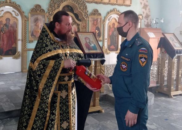 Сотрудники ОНД напомнили священнослужителям о правилах пожарной безопасности. Скоро Пасха