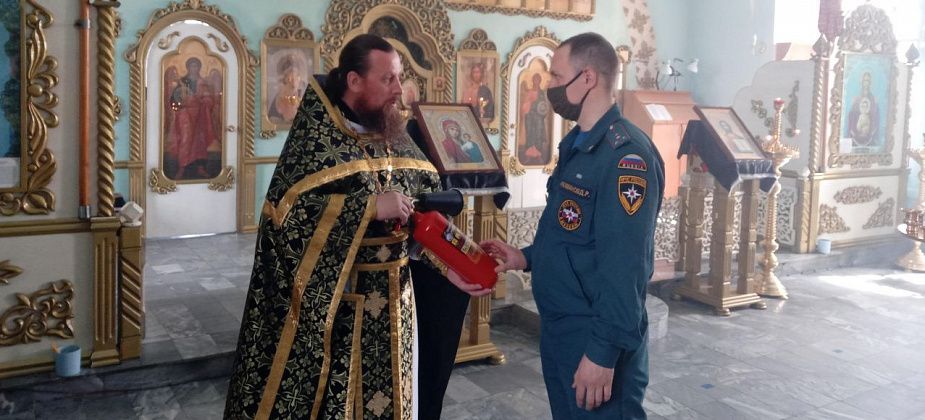Сотрудники ОНД напомнили священнослужителям о правилах пожарной безопасности. Скоро Пасха