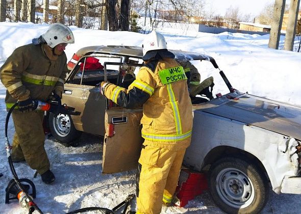 Волчанские пожарные стали лучшими в отряде в деле вытаскивания пострадавших из транспорта