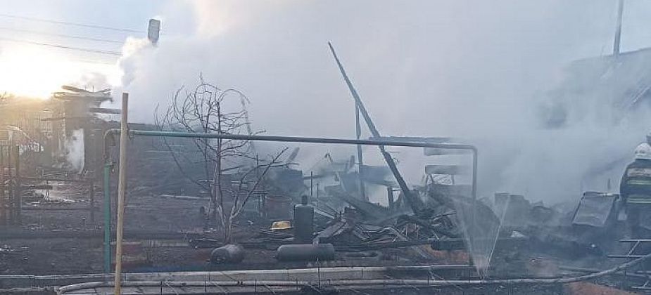 В Волчанске погорели два жилых дома вместе с постройками и баней. В ОНД выясняют причину