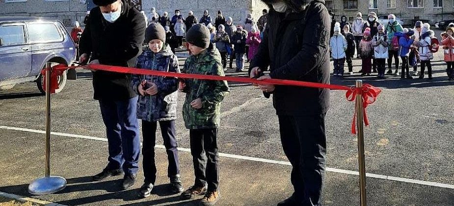 В Волчанске торжественно открыли благоустроенный двор