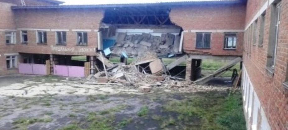 В Иркутской области обрушилось здание школы. Детей отправили по домам