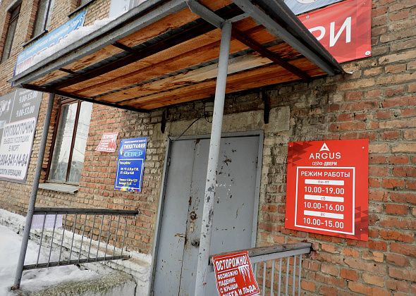 Завод "Аргус" обещает решить проблему с клиентами карпинского магазина дверей