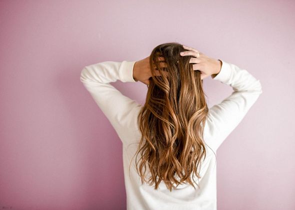 Сухие, ломкие и безжизненные: как помочь волосам весной? 