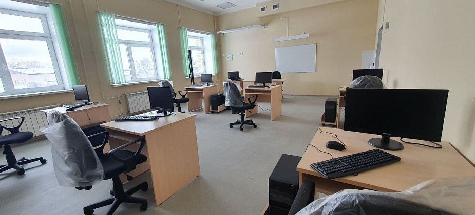 Путин поручил снять ограничения по возрасту для земских учителей и тренеров  