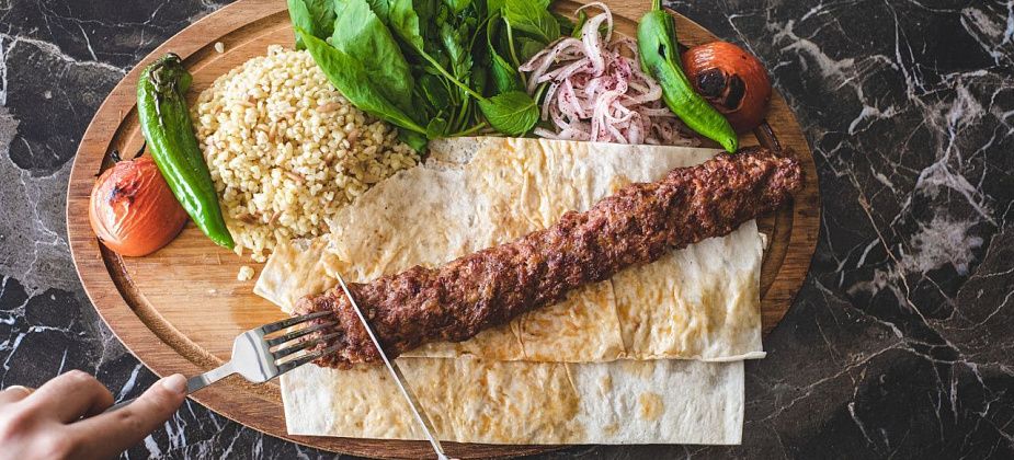Пятничный рецепт: готовим люля-кебаб на мангале или в духовке
