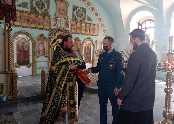 Священникам напомнили, как пользоваться огнетушителем и куда уводить людей в случае пожара