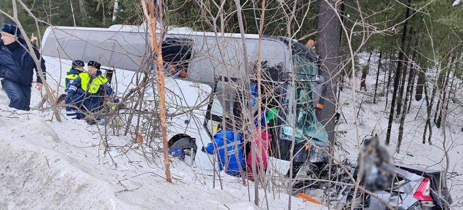 Полиция работает на месте смертельного ДТП, в которое попала детская хоккейная команда